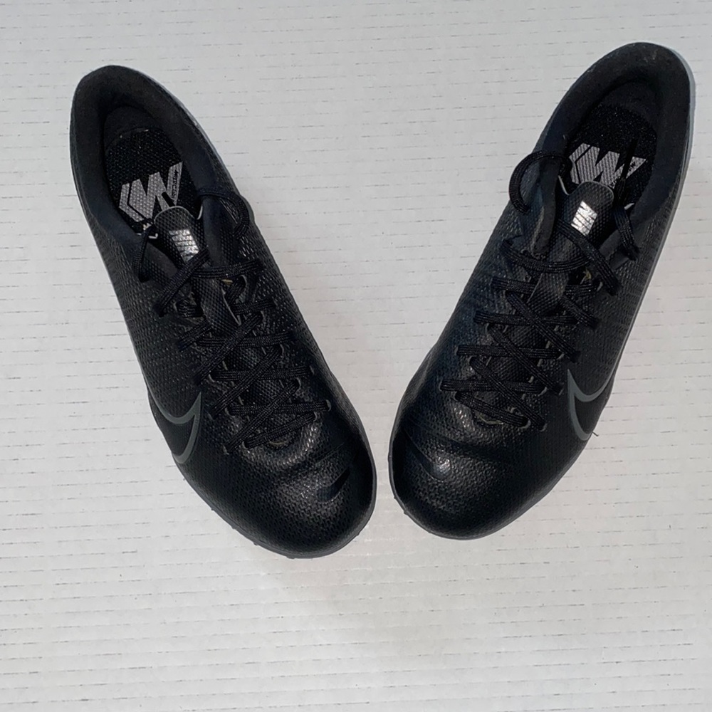 Nike unisex indoor turf soccer shoes ⚽️